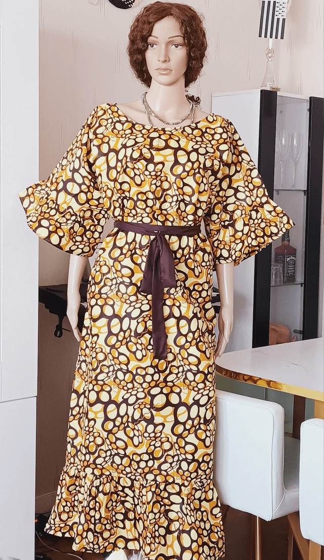ROBE ÉLÉGANTE EN TISSU AFRICAIN MANCHES TROIS QUARTS Taille L/XL 
