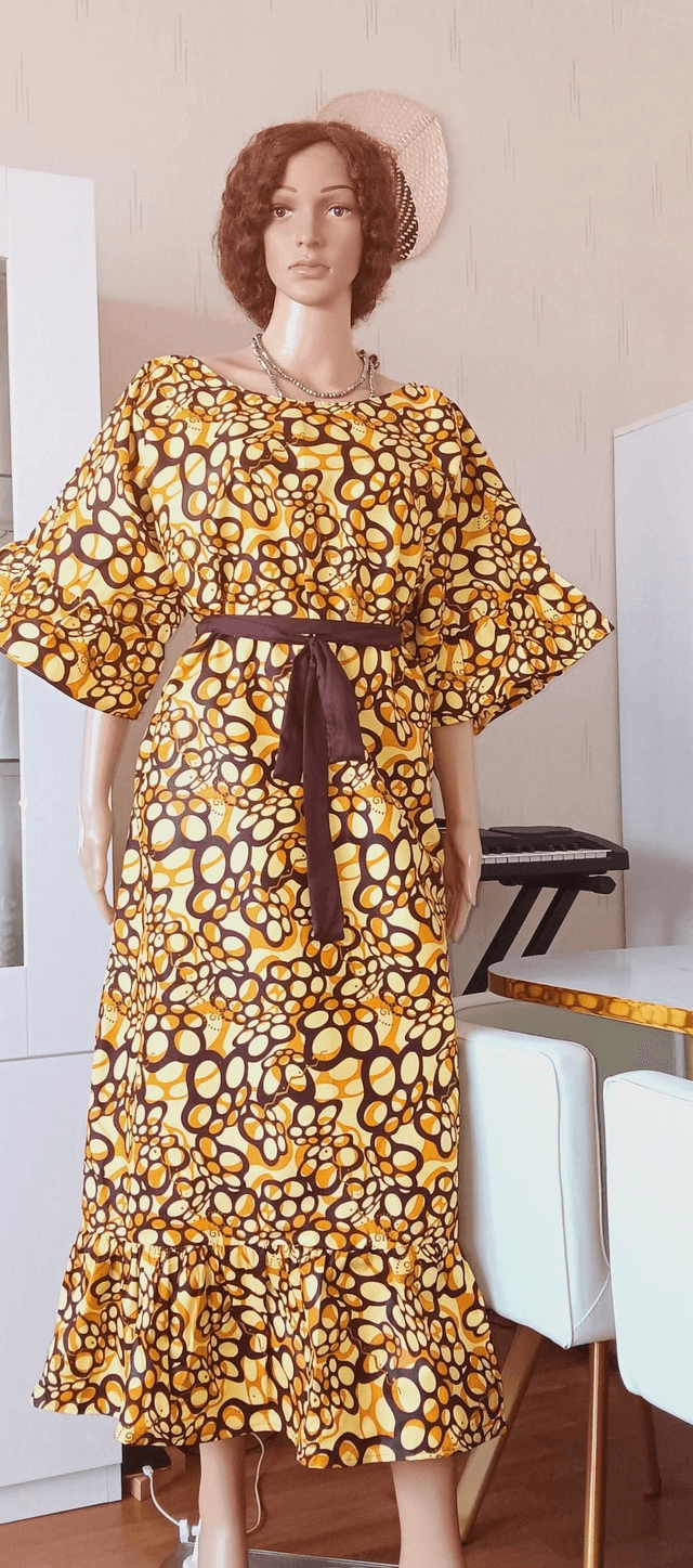 ROBE ÉLÉGANTE EN TISSU AFRICAIN MANCHES TROIS QUARTS Taille L/XL 

